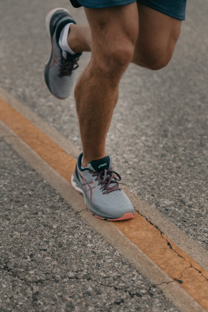 Hardloper op asfalt in hardloopschoenen